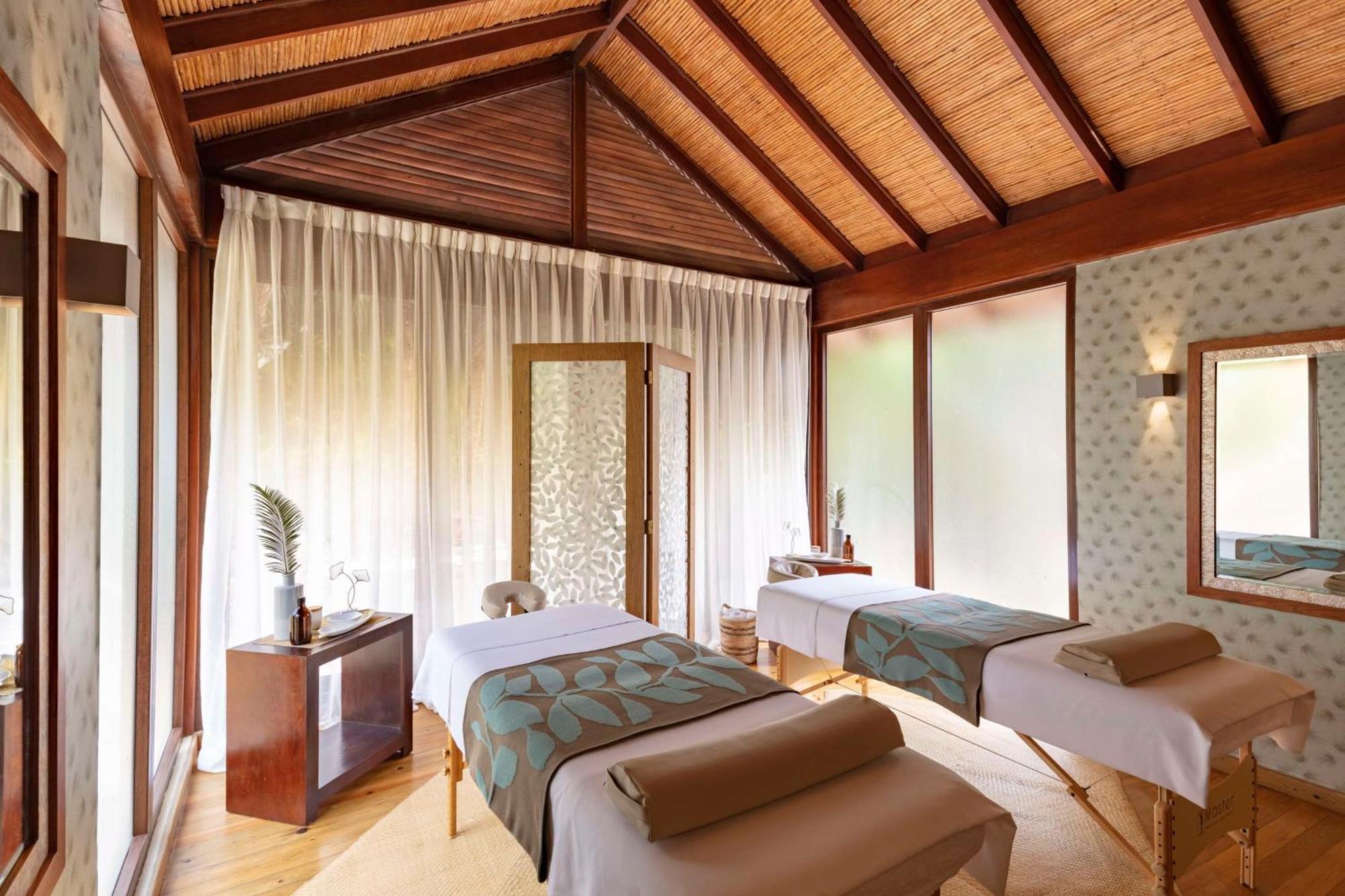 Indura Beach & Golf Resort Curio Collection By Hilton テラ エクステリア 写真