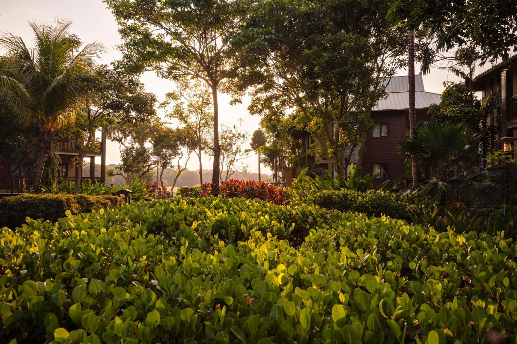 Indura Beach & Golf Resort Curio Collection By Hilton テラ エクステリア 写真