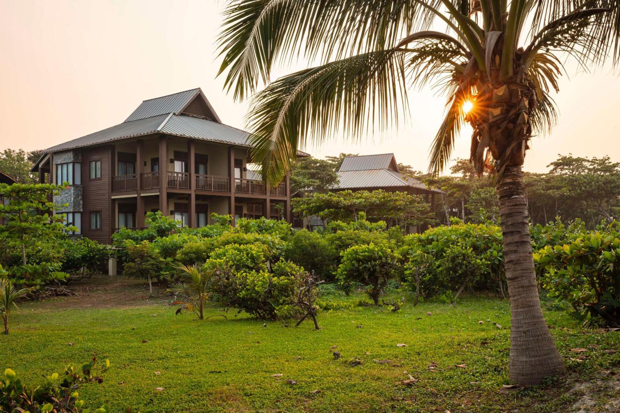 Indura Beach & Golf Resort Curio Collection By Hilton テラ エクステリア 写真
